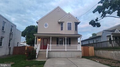 827 Pine St in Bristol, PA - Building Photo - Building Photo