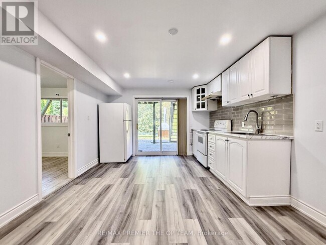 120 Royal Palm Dr in Brampton, ON - Building Photo - Building Photo