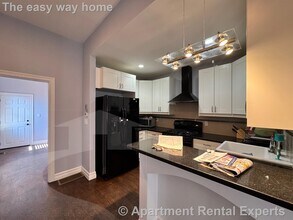 8 Cross St E, Unit #1 in Somerville, MA - Foto de edificio - Building Photo