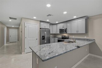 921 E Clifford Ave in Eustis, FL - Foto de edificio - Building Photo