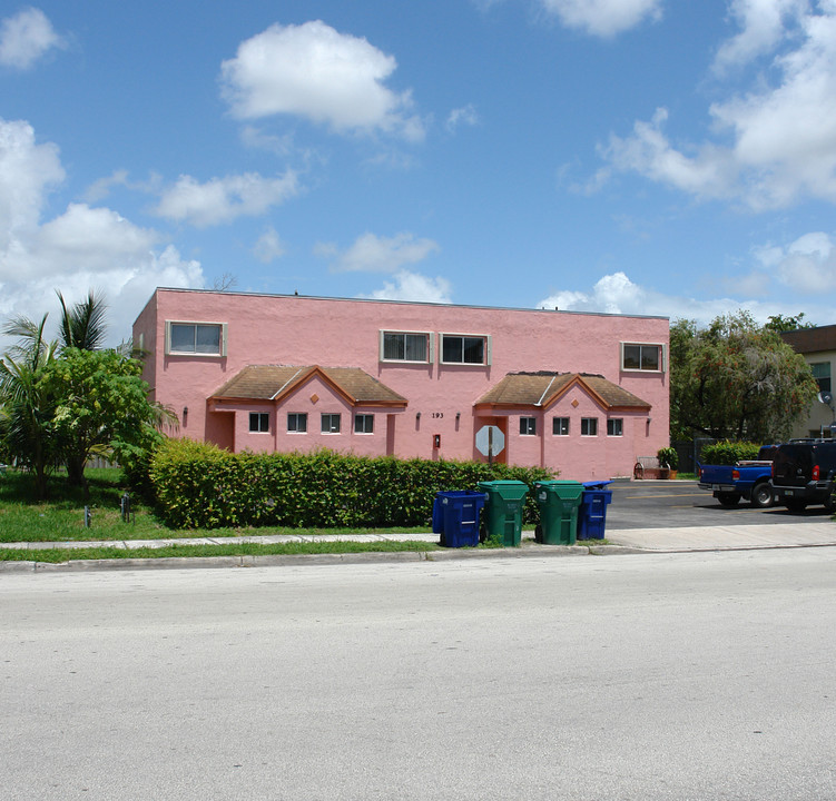 193 NE 141st St in Miami, FL - Foto de edificio