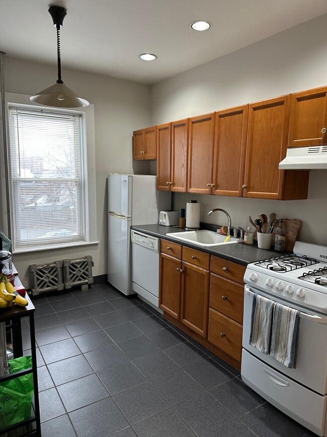 32 Highgate St, Unit 4B in Boston, MA - Foto de edificio - Building Photo