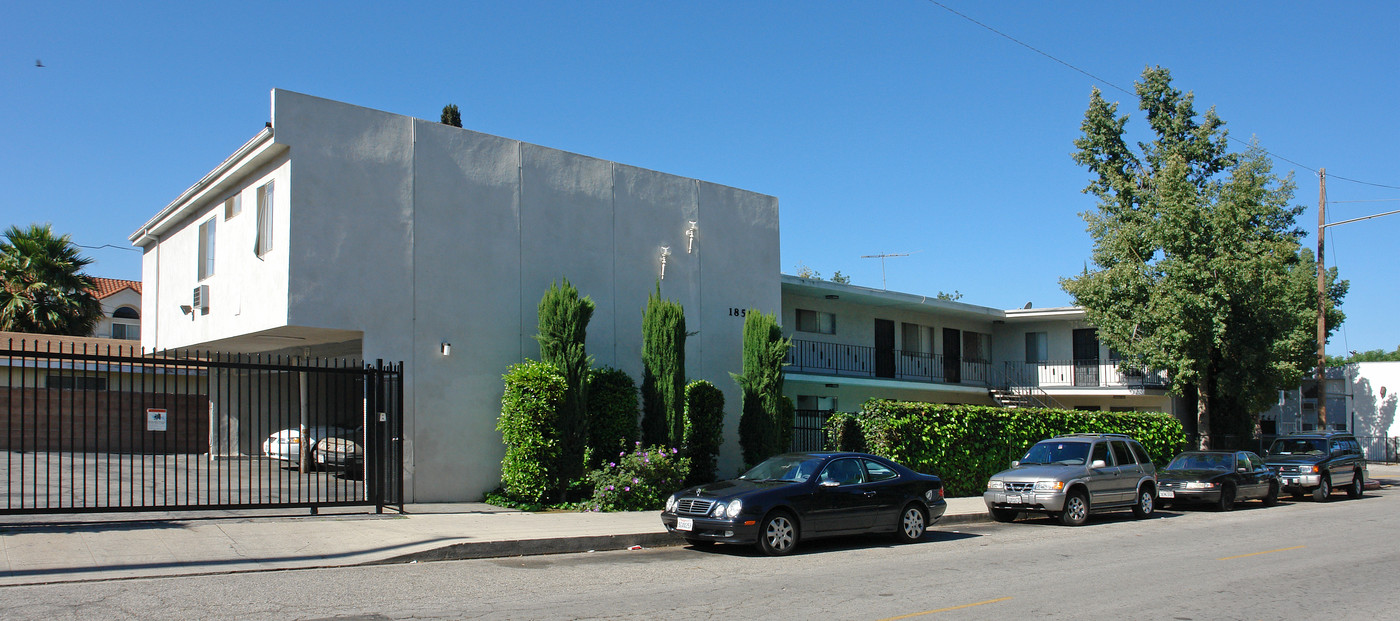 18562 Wyandotte St in Reseda, CA - Building Photo