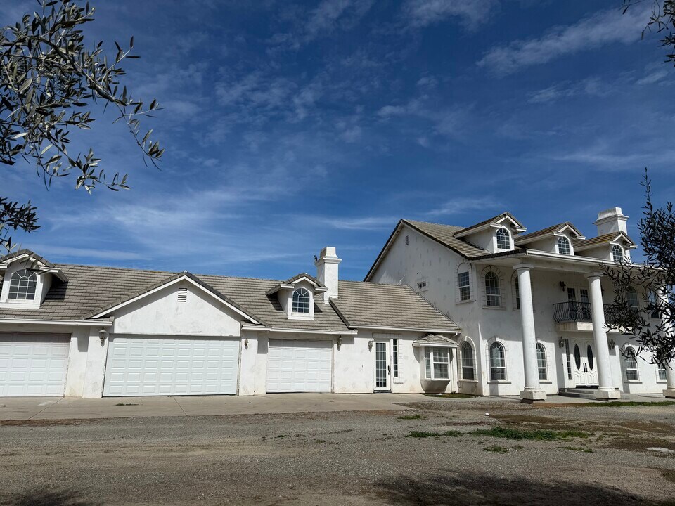 31195 Lone Tree Rd in Oakdale, CA - Foto de edificio