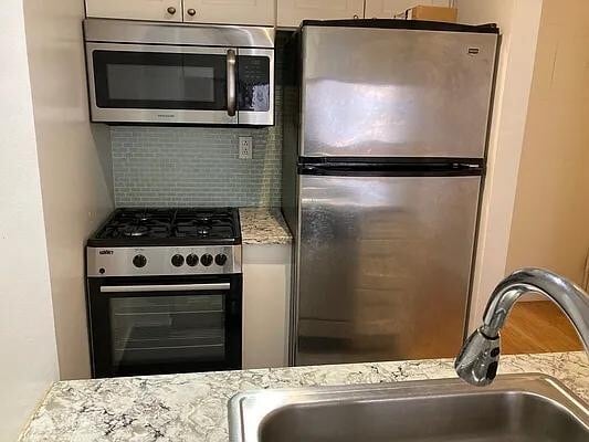 350 W 50th St in New York, NY - Foto de edificio - Building Photo