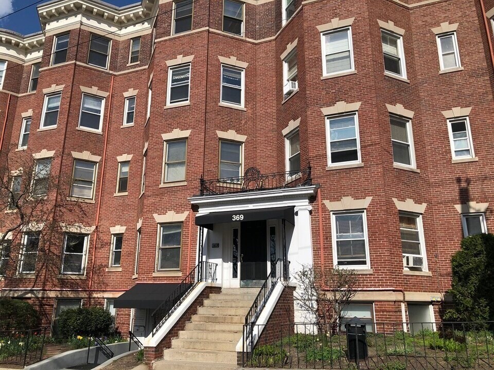 369 Tappan St in Brookline, MA - Building Photo