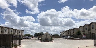 602 Basswood Dr, Unit 401 in Laredo, TX - Building Photo