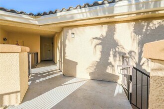 7135 S Durango Dr in Las Vegas, NV - Building Photo - Building Photo