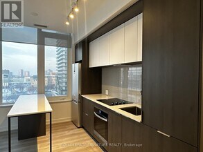 395 Square One Dr in Mississauga, ON - Building Photo - Building Photo