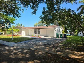 13920 Kendale Lakes Blvd in Miami, FL - Building Photo - Building Photo