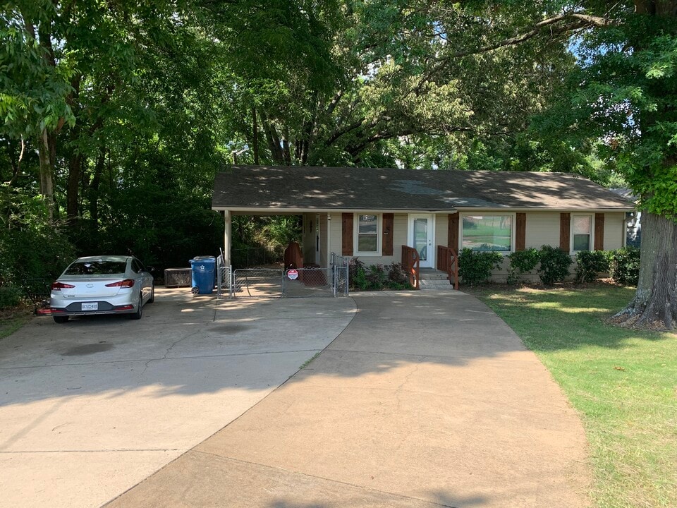 9806 Goodman Rd in Olive Branch, MS - Building Photo
