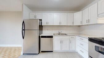 385 Gibb St in Oshawa, ON - Building Photo