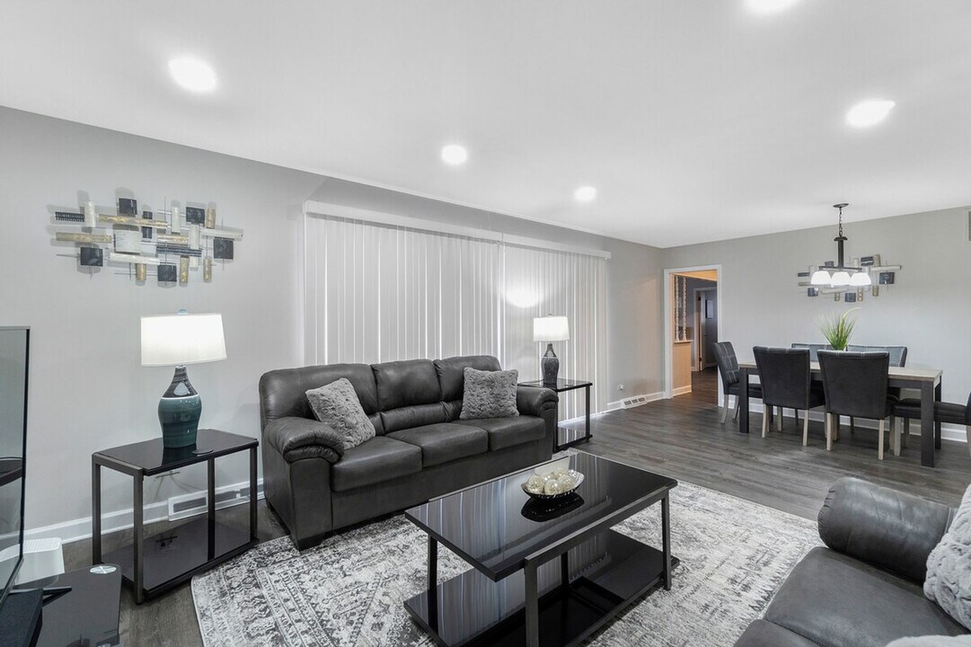 701 E Higgins Rd in Elk Grove Village, IL - Building Photo
