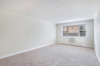 1039 College Ave, Unit 1E in Wheaton, IL - Building Photo - Building Photo