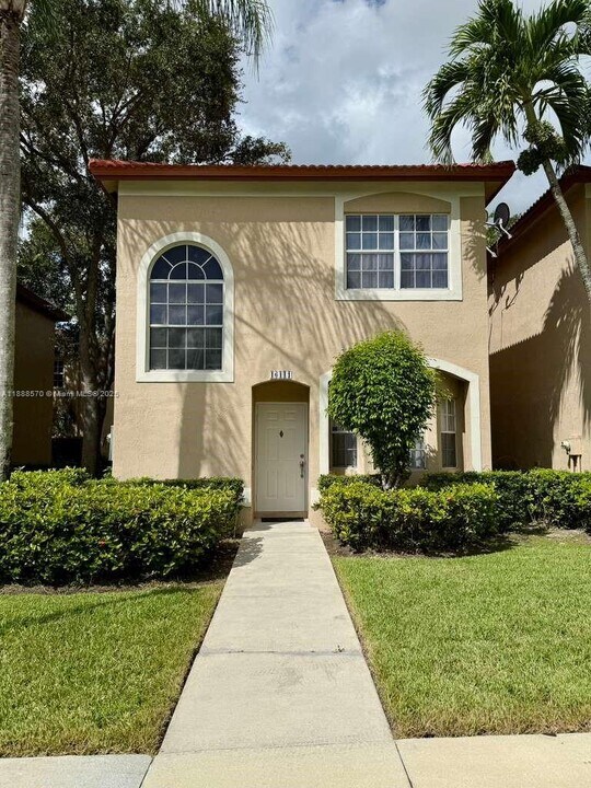 16111 Emerald Cove Rd in Weston, FL - Building Photo
