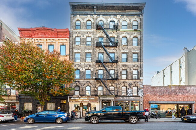 156 Grand St in Brooklyn, NY - Building Photo - Building Photo