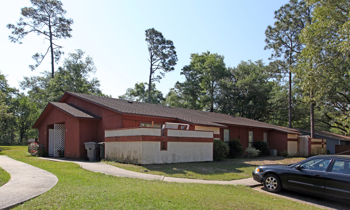 8400 Country Walk Dr in Pensacola, FL - Building Photo