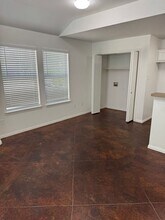 521 Oakwood Ln in Arlington, TX - Foto de edificio - Building Photo