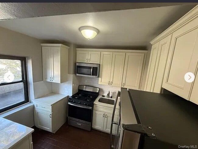 4 Quarropas St in White Plains, NY - Building Photo - Building Photo