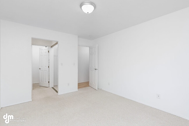 4240 Folker St, #B202, Unit B202 in Anchorage, AK - Foto de edificio - Building Photo