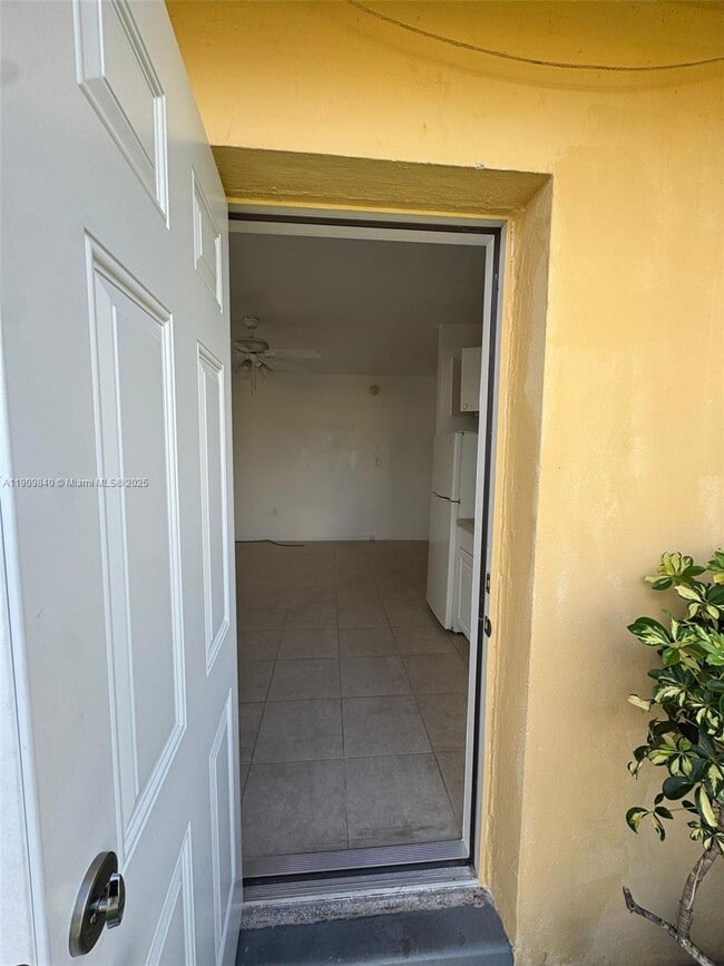 16200 NE 19th Pl in North Miami Beach, FL - Building Photo - Building Photo