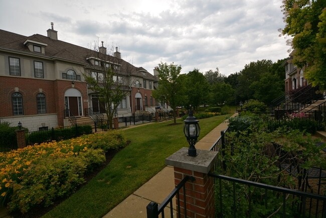 1904 Alta Vista Ct, Unit 9-9A206 in Naperville, IL - Building Photo - Building Photo