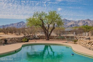 9035 E Woodland Rd, Unit B11 in Tucson, AZ - Building Photo