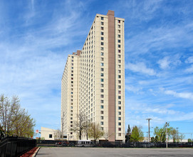 Skyline Tower in St. Paul, MN - Building Photo - Building Photo