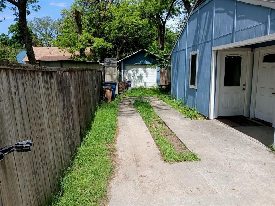 1211 Holly St in Austin, TX - Building Photo