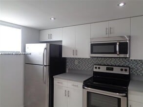 1075 Riverside Dr in Coral Springs, FL - Building Photo - Building Photo