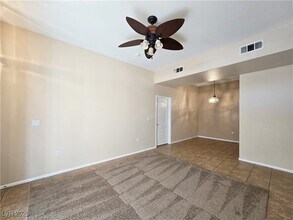 3325 Cactus Shadow St, Unit 101 in Las Vegas, NV - Foto de edificio - Building Photo