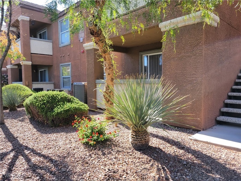 555 E Silverado Ranch Blvd, Unit 1015 in Las Vegas, NV - Building Photo