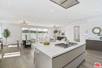 6146 Whitsett Ave in Los Angeles, CA - Building Photo - Building Photo