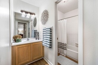 Crossroads in Metairie, LA - Foto de edificio - Building Photo