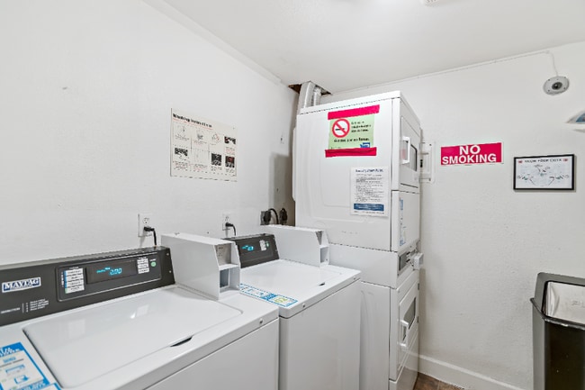 11540 Pinehurst Way NE, Unit 311 in Seattle, WA - Building Photo - Building Photo