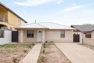 13 W Houston St in Rio Grande City, TX - Building Photo