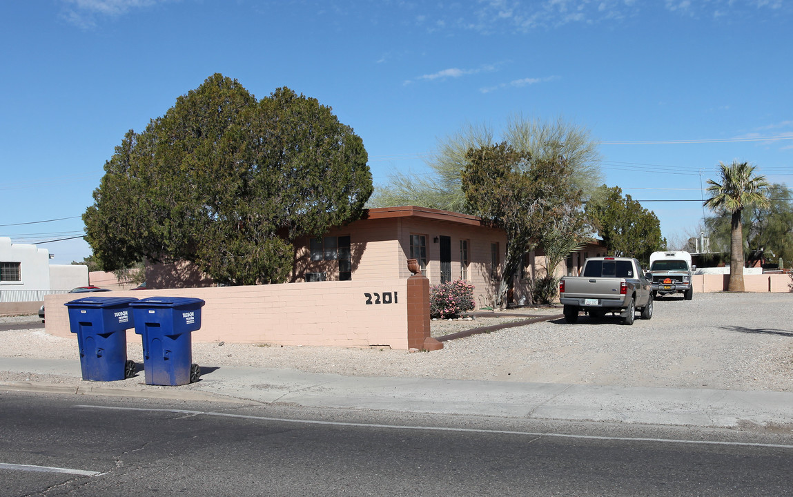 2201 E GRANT Rd in Tucson, AZ - Foto de edificio