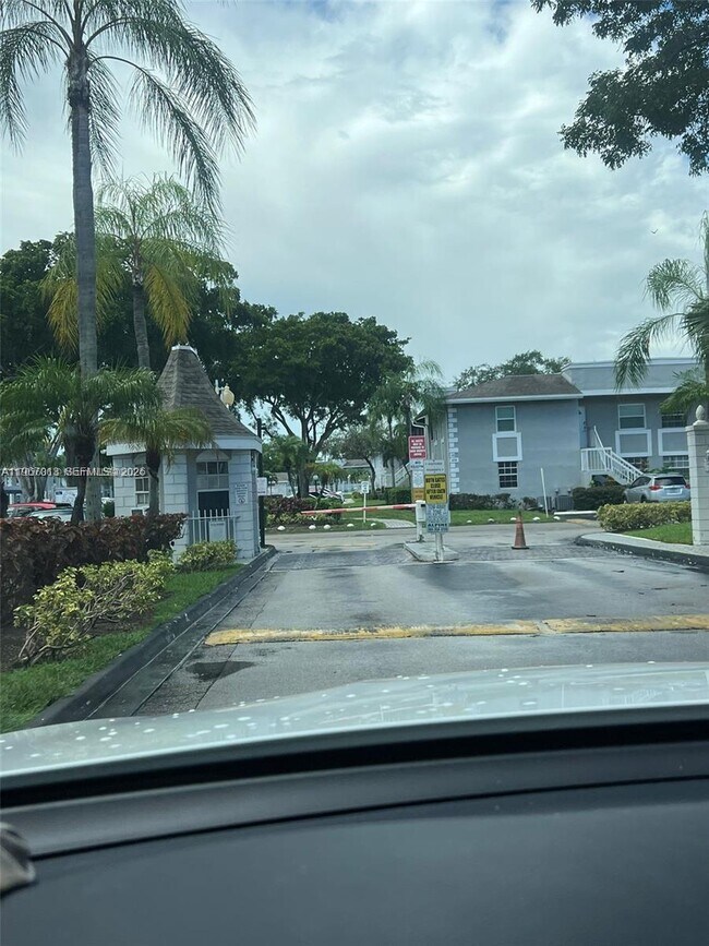430 NE 210th Cir Terrace in Miami, FL - Building Photo - Building Photo
