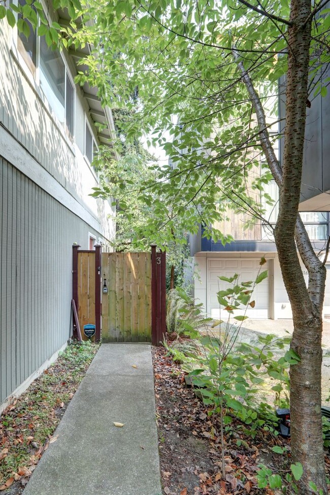 2822 SW Genesee St in Seattle, WA - Building Photo - Building Photo