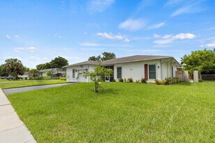 7811 NW 68th Ave in Tamarac, FL - Building Photo