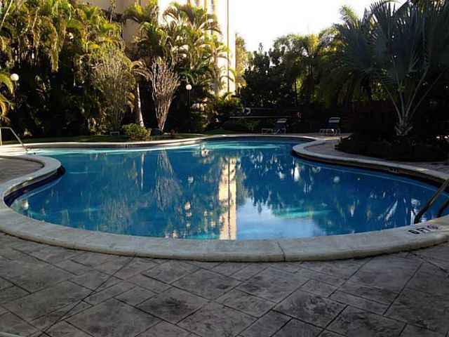 6904 N Kendall Dr in Miami, FL - Building Photo