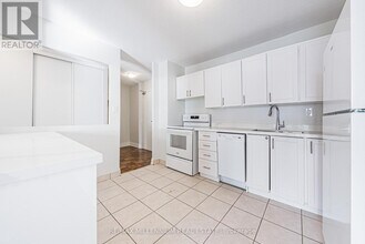 2220 Marine Dr in Oakville, ON - Building Photo - Building Photo