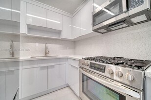 7101 SW 89th Ct, Unit 110 in Miami, FL - Building Photo