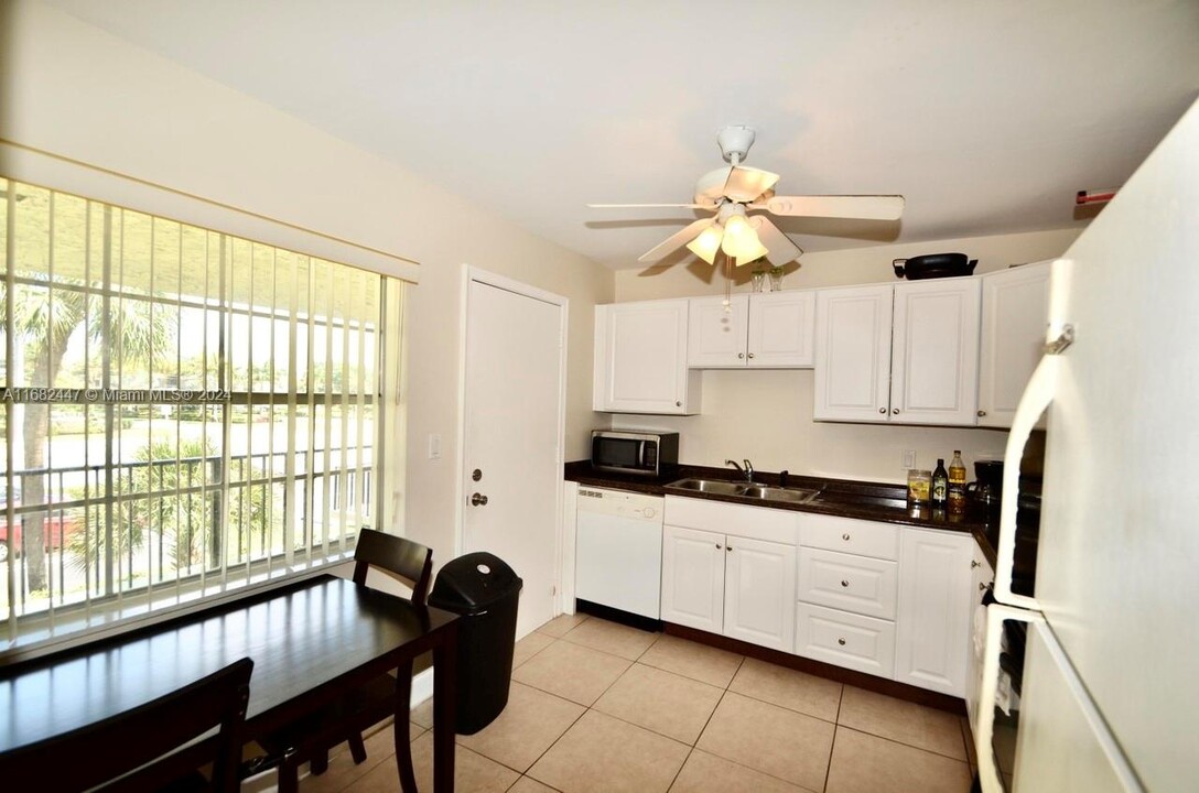 8900 W Sample Rd in Coral Springs, FL - Building Photo