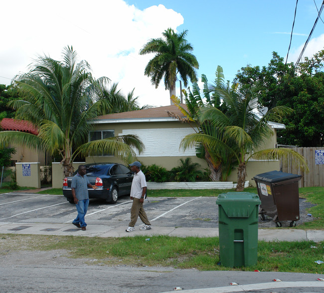 661 NE 86th St in Miami, FL - Foto de edificio - Building Photo