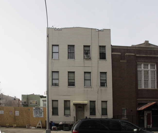 305 Eckford St in Brooklyn, NY - Building Photo - Building Photo