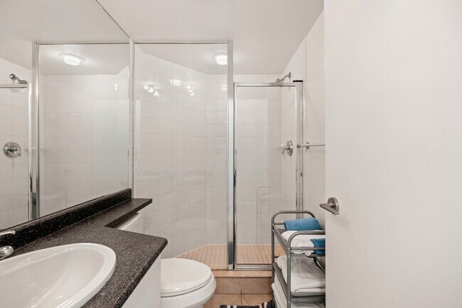 209 Fort York Blvd, Unit SI ID1512532P in Toronto, ON - Building Photo - Building Photo