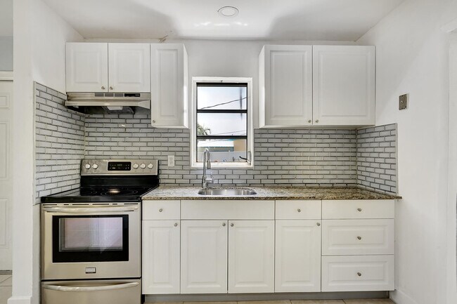 700 NW 2nd Terrace in Deerfield Beach, FL - Building Photo - Building Photo