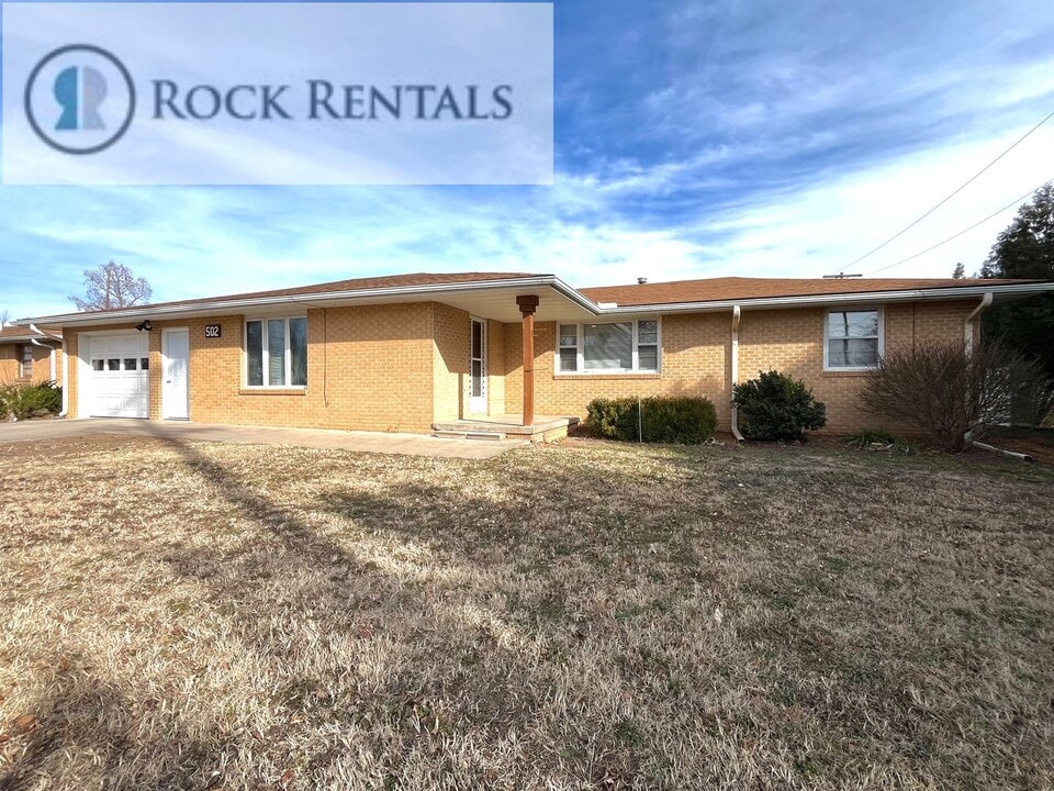 502 S Washington St in South Hutchinson, KS - Building Photo