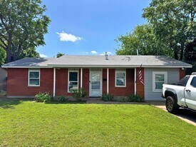 5012 Lakefront Dr in Wichita Falls, TX - Building Photo